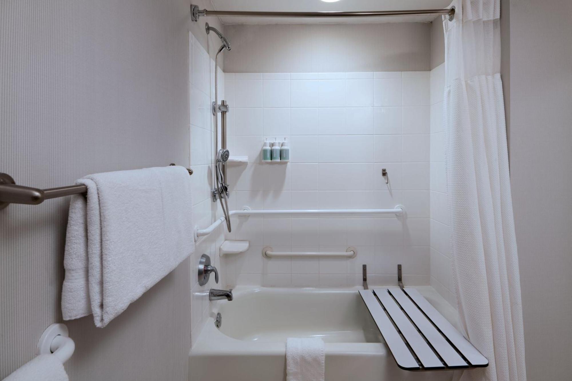 Courtyard By Marriott Aksarben Village 2*