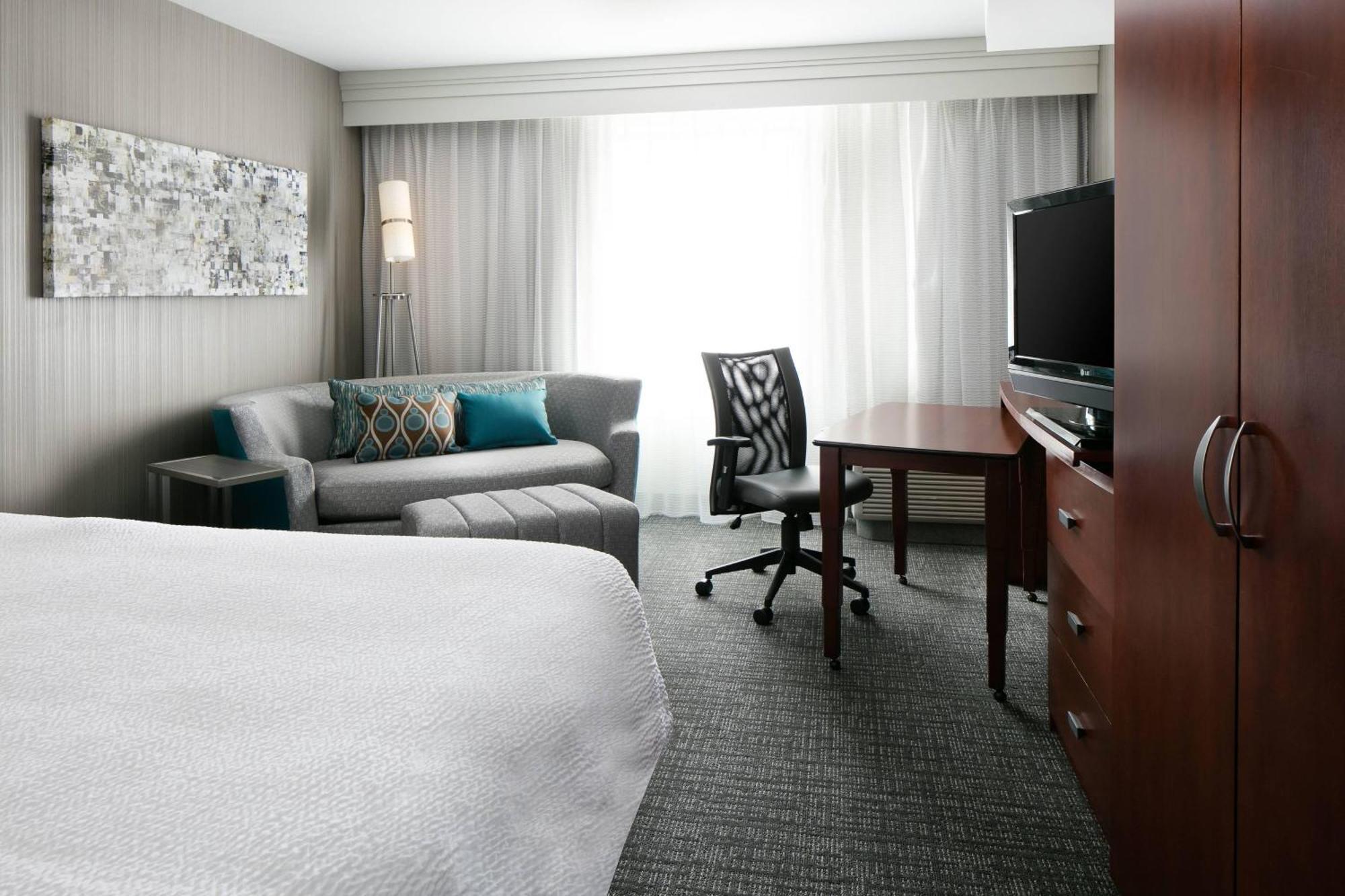 Courtyard By Marriott Aksarben Village Hotel