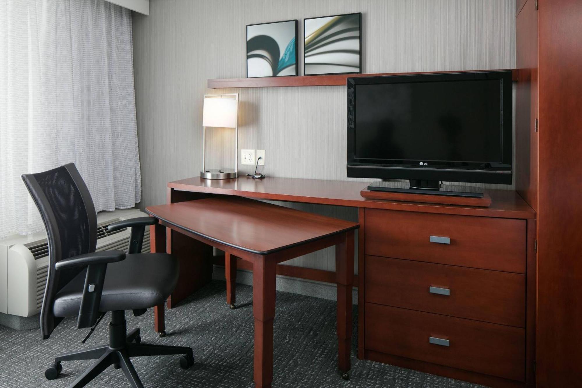 Courtyard By Marriott Aksarben Village Hotel Omaha