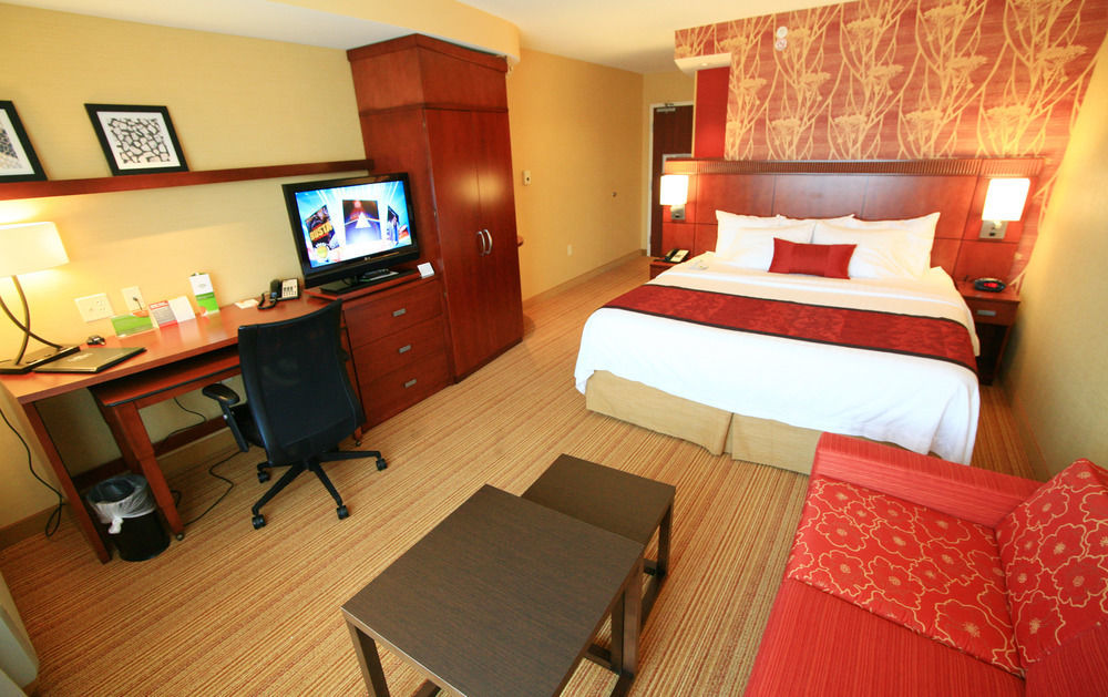 Courtyard By Marriott Aksarben Village Hotel Omaha