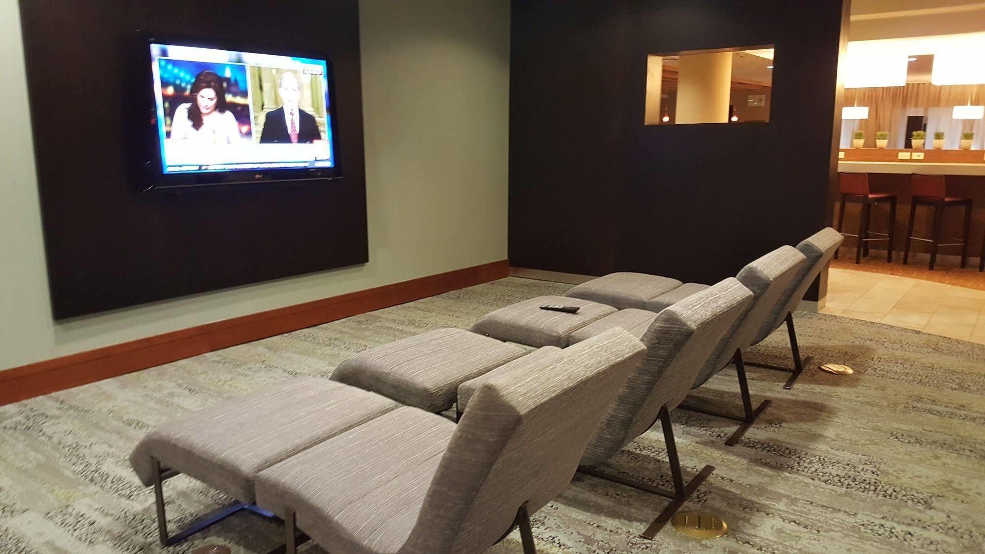 Hotel Courtyard By Marriott Aksarben Village 2*