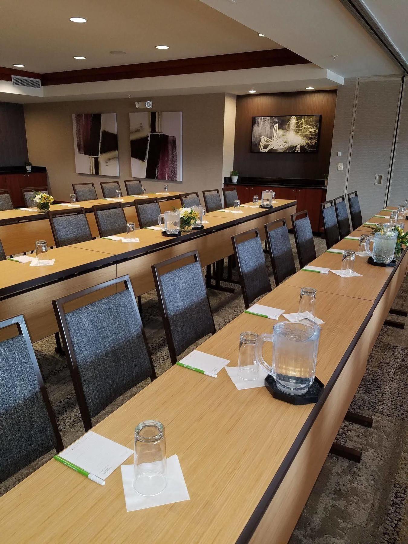 Hotel Courtyard By Marriott Aksarben Village 2*