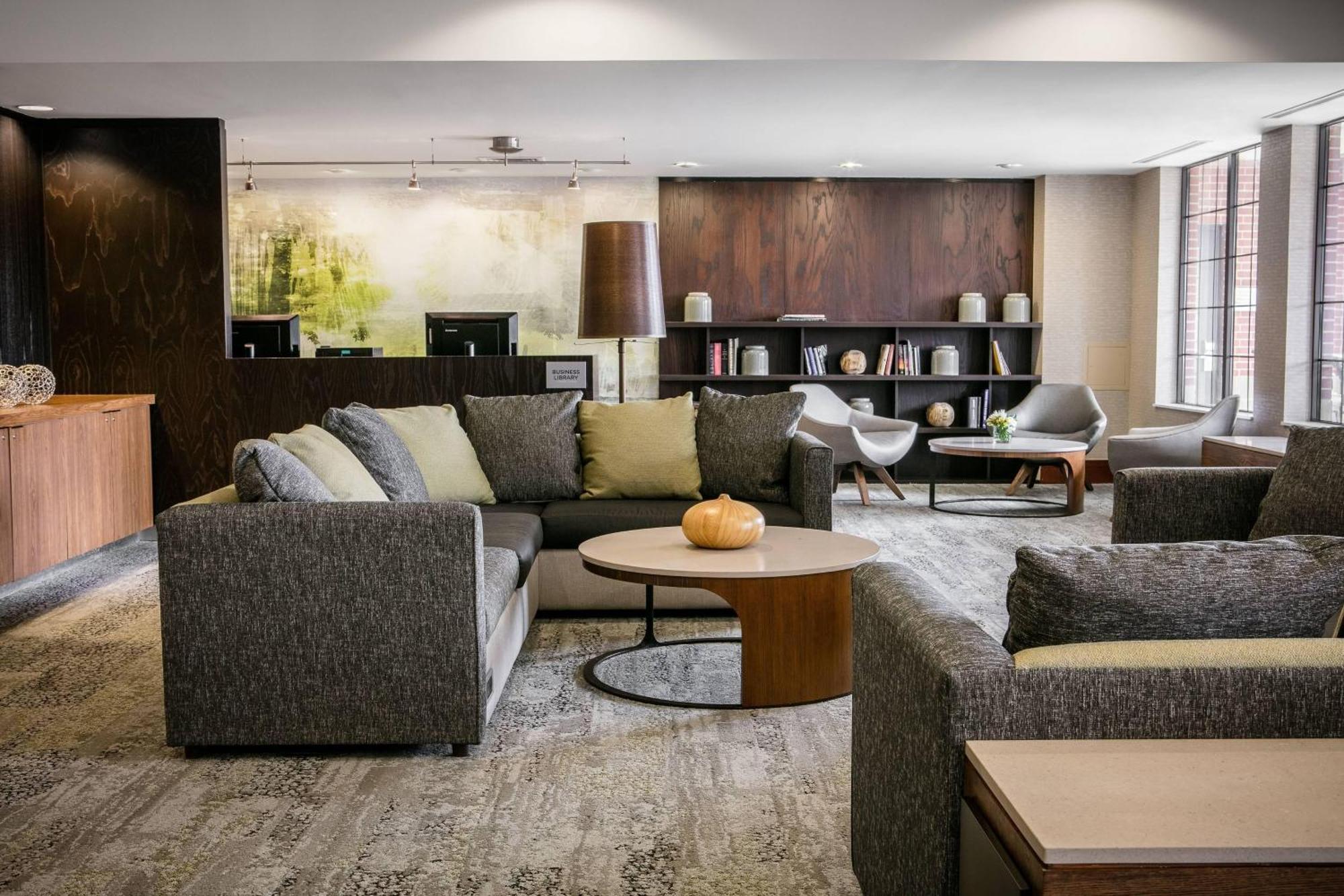 Courtyard By Marriott Aksarben Village 2*