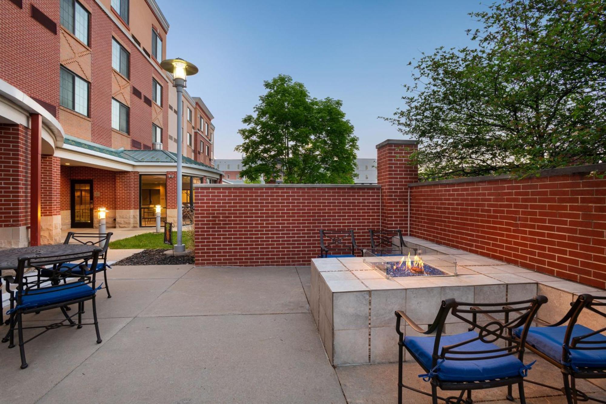 Hotel Courtyard By Marriott Aksarben Village 2*