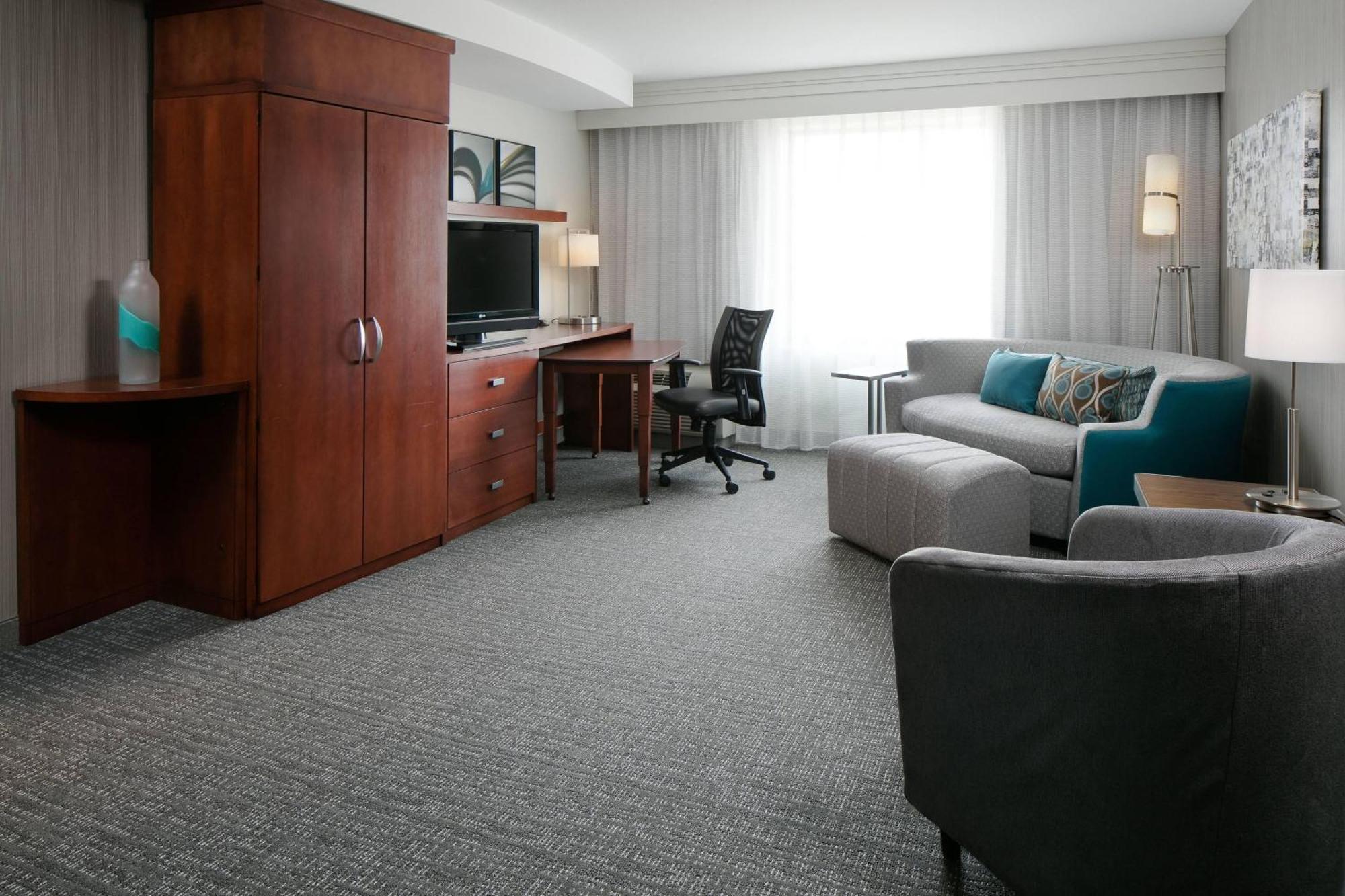 Courtyard By Marriott Aksarben Village Hotel Omaha