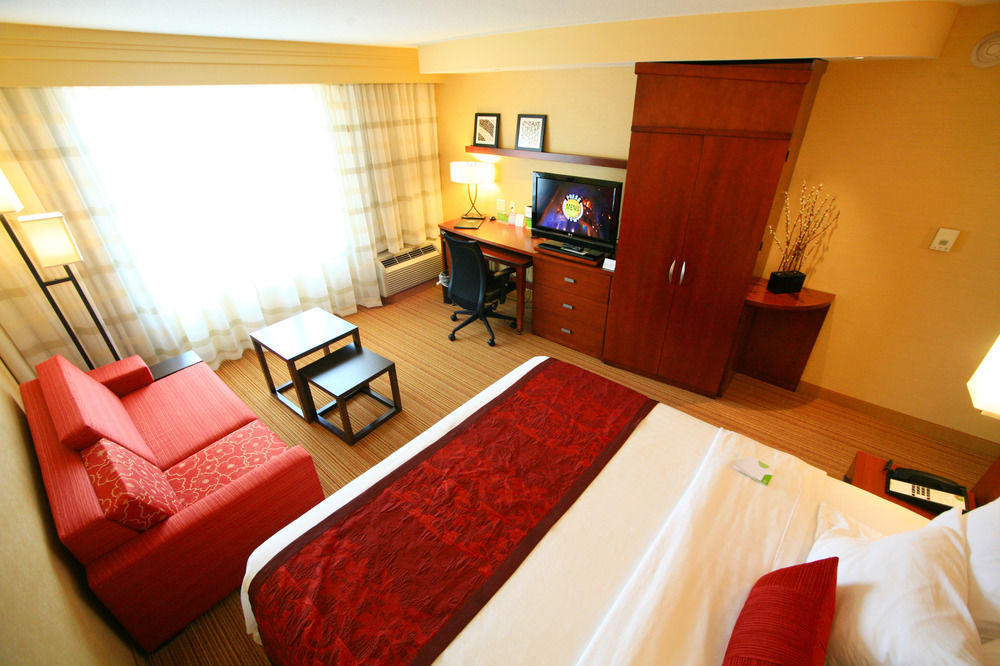 Courtyard By Marriott Aksarben Village Hotel Omaha